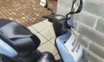 Guida uno scooter con la patente falsa: denuncia e multe per oltre 5mila euro