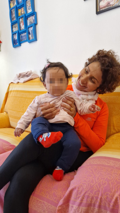 Bimba di 8 mesi rischia di morire soffocata, salvata da due angeli in divisa