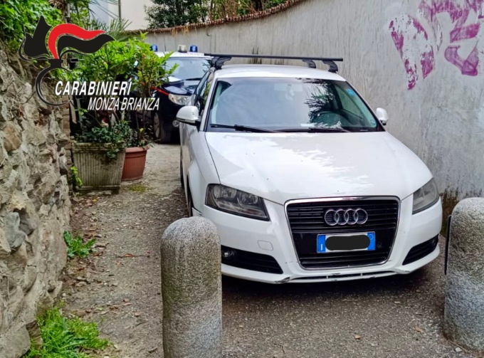 Folle fuga a tutta velocità per le strade del paese