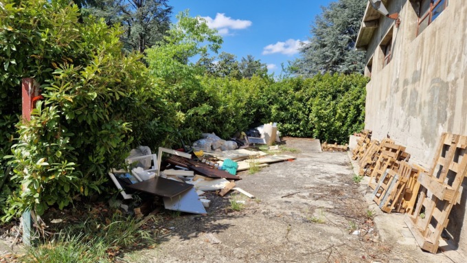 Una discarica a cielo aperto nell’ex magazzino comunale
