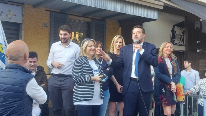 Salvini fa tappa a Nova Milanese e lancia la candidatura di Elena Maggi