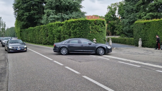 Berlusconi dimesso e accolto tra gli applausi a Villa San Martino