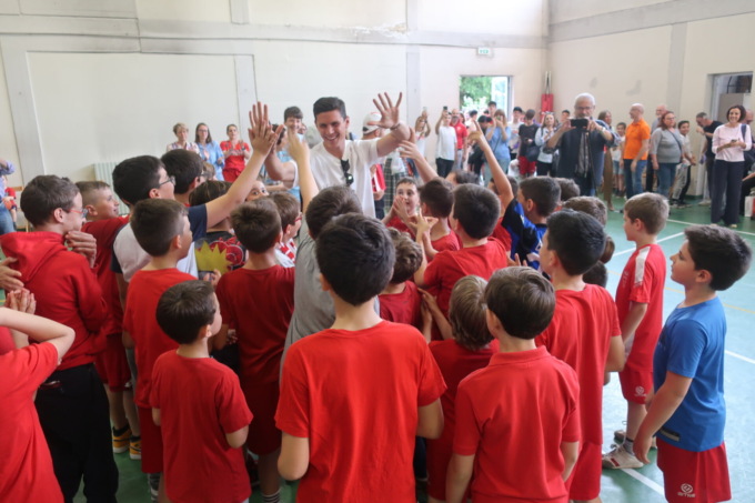Il campione di calcio a sorpresa dai ragazzini che si allenano