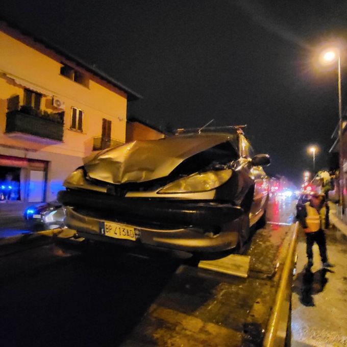 Parcheggia l’auto e la ritrova distrutta da un pirata della strada