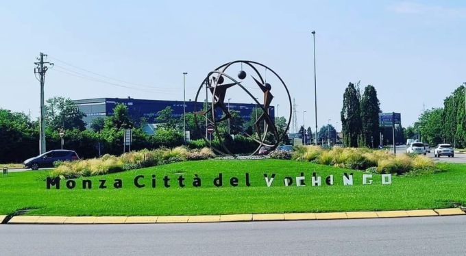 La curiosa scritta apparsa alla rotonda di Monza