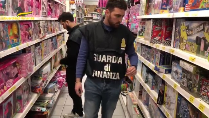 Blitz delle Fiamme Gialle: sequestrati quasi 700mila articoli contraffatti per un milione di euro