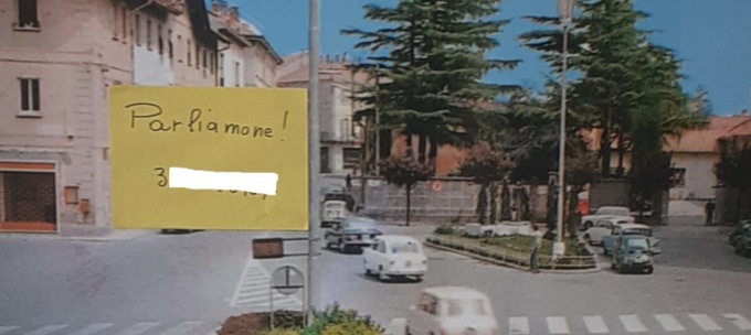 Imbrattano per due volte il suo pannello, lei lascia il numero ai vandali: “Parliamone”