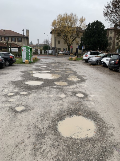 Basta fango, il parcheggio sarà rifatto