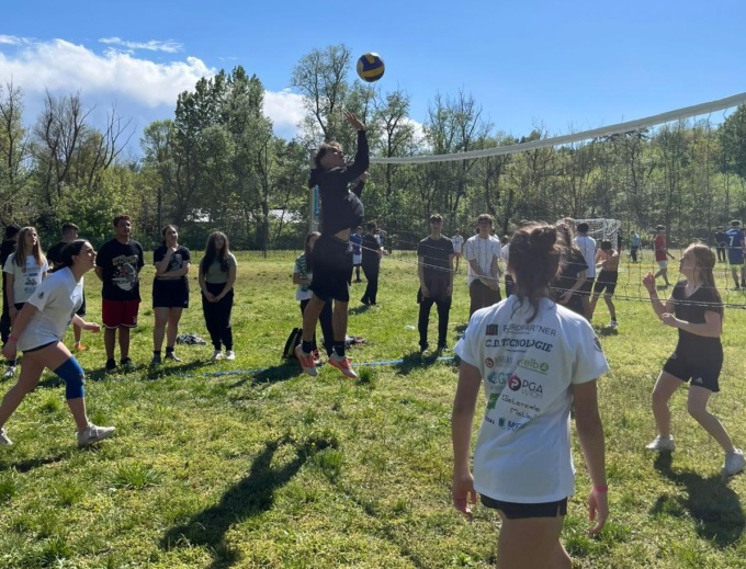 Gli studenti in campo per ricostruire il tetto danneggiato dal rogo