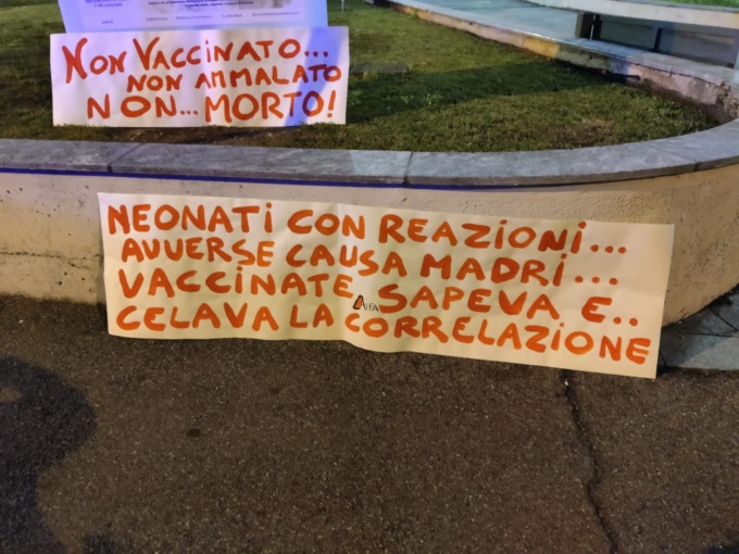 Verano, protesta no vax contro l’infettivologo Galli