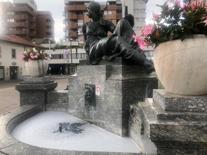 A Desio vandali riempiono di schiuma la fontana del Papa