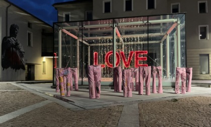 I jeans dipinti dai giovani autistici illuminano la tappa seregnese del Giro d'Italia