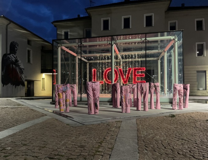 I jeans dipinti dai giovani autistici illuminano la tappa seregnese del Giro d’Italia
