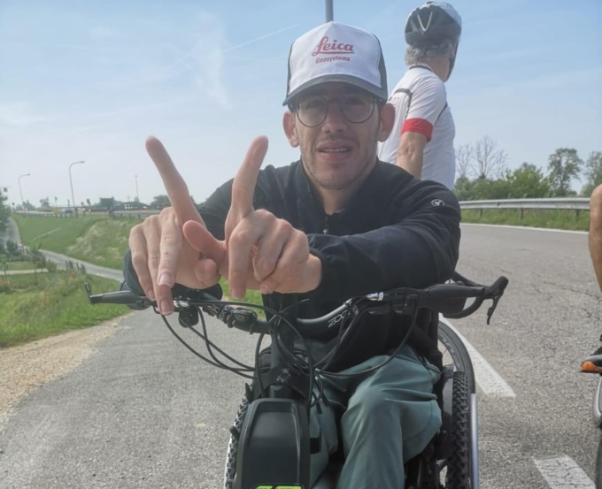 La bellissima testimonianza di Samuele, a passo lento per il Veneto su una sedia a rotelle