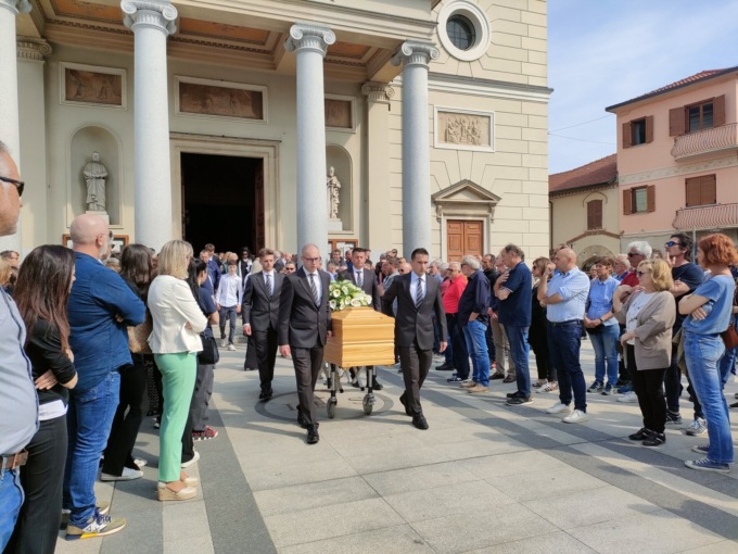 Bernareggio si ferma per l’ultimo saluto a Massimo Passoni