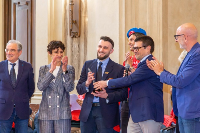 Premiato il tranviere che aveva salvato una vita