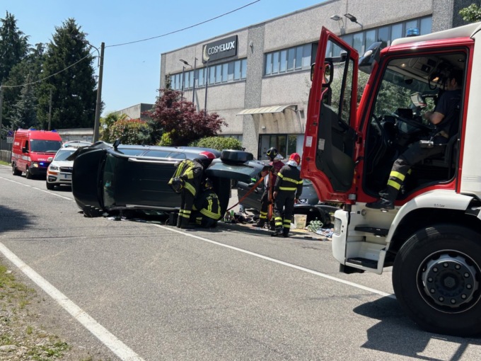 Carate Brianza, incidente con ribaltamento in via Rivera