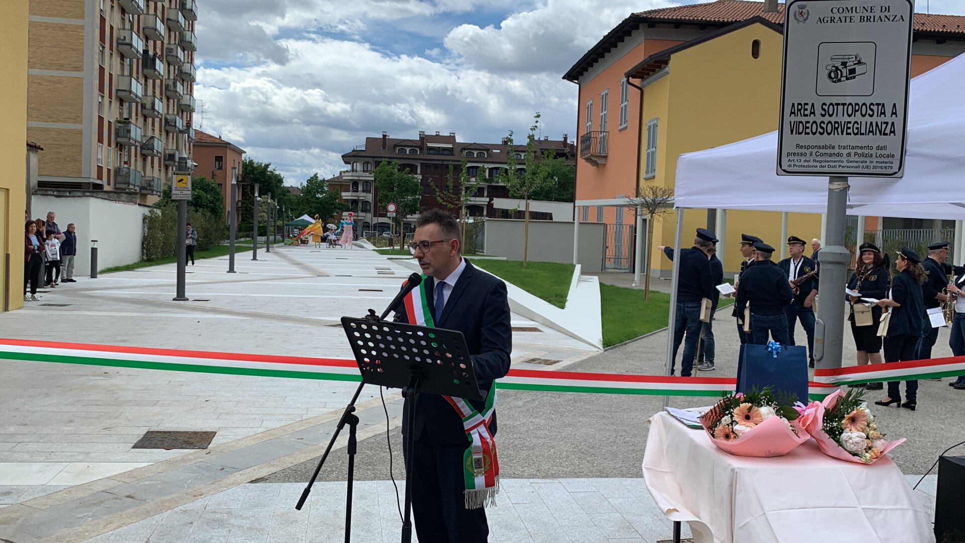 Agrate Brianza inaugurazione taglio del nastro nuova piazza Giardini di Villa d'Adda