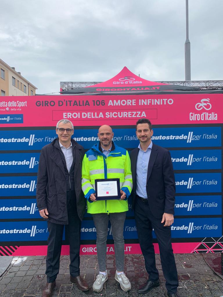 Giro d'Italia, sul palco di Seregno premiato un "Eroe della Sicurezza