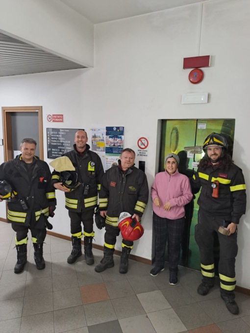 Rimane bloccata nell’ascensore del Comune, salvata dai pompieri e dal… vicesindaco