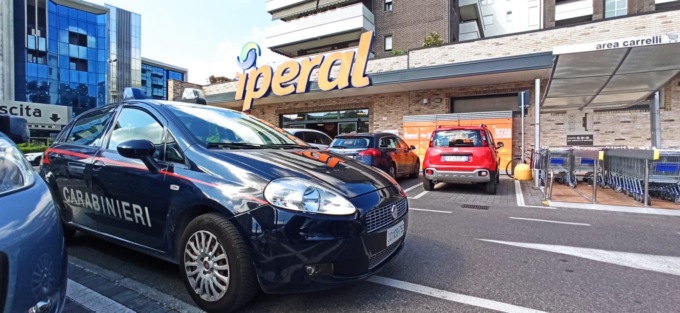 Rapinatore “attempato” mette a segno il colpo e scappa con l’incasso