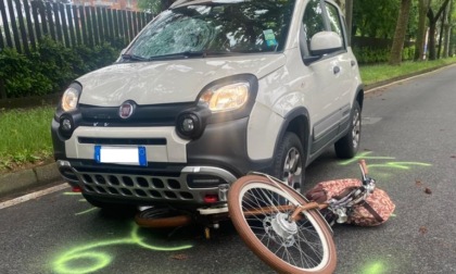 Ciclista investita a Limbiate, la bici resta incastrata: 52enne in ospedale