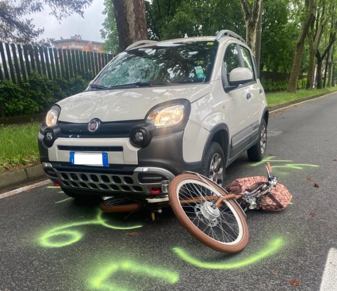 Ciclista investita a Limbiate, la bici resta incastrata: 52enne in ospedale