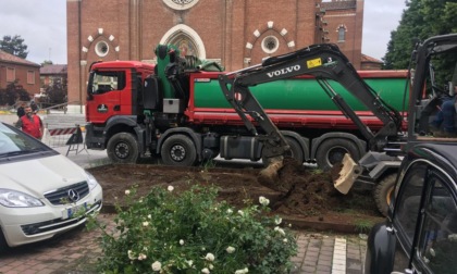 Addio all'aiuola della discordia davanti alla Prepositurale