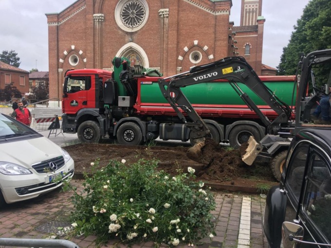 Addio all’aiuola della discordia davanti alla Prepositurale