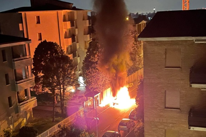 Due auto a fuoco all’alba ad Arcore