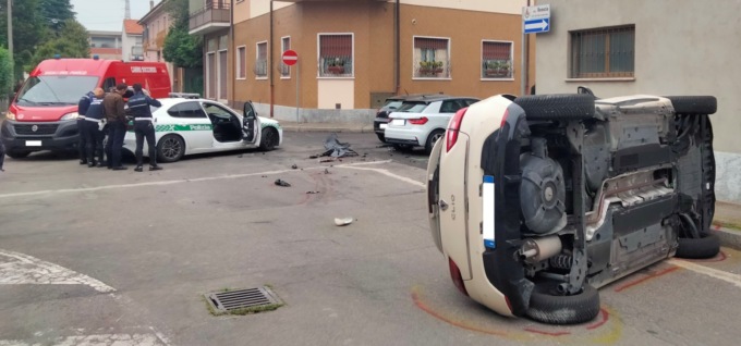 Scontro all’incrocio, auto si ribaltata a Bovisio