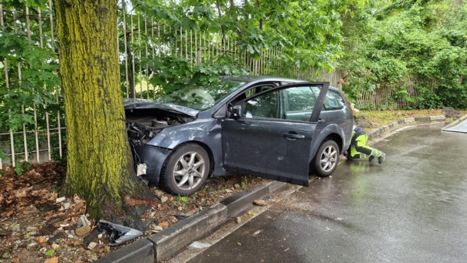 Perde il controllo dell’auto e va a sbattere contro un albero: attimi di terrore a Carnate