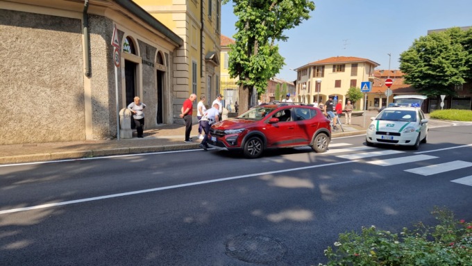 Travolto sulle strisce pedonali davanti al Comune, anziano in ospedale