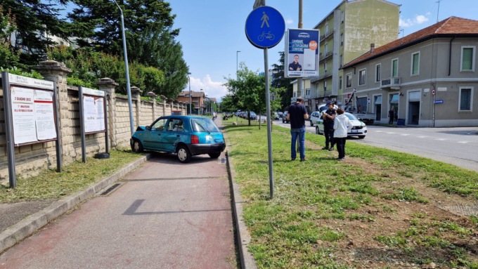 Dopo lo scontro l’auto finisce contro un palo: soccorsa una donna