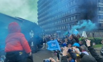 "I campioni d'Italia siamo noi": cori da stadio all'arrivo del pullman del Napoli