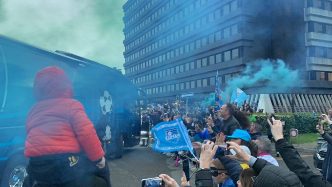 “I campioni d’Italia siamo noi”: cori da stadio all’arrivo del pullman del Napoli