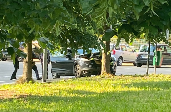 Urta un’auto e scappa, rintracciato e denunciato il camionista pirata