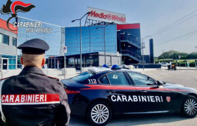 Carabiniere libero dal servizio arresta un rapinatore in fuga con due Iphone