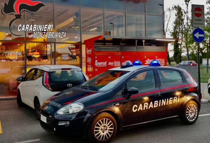 Volantini no vax con svastica al supermercato, identificata  la responsabile