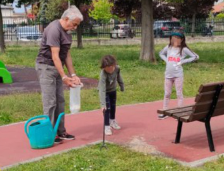 Vandali al parchetto, a ripulirlo ci pensano famiglie e bambini