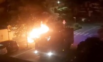 Auto distrutta dal fuoco nella notte