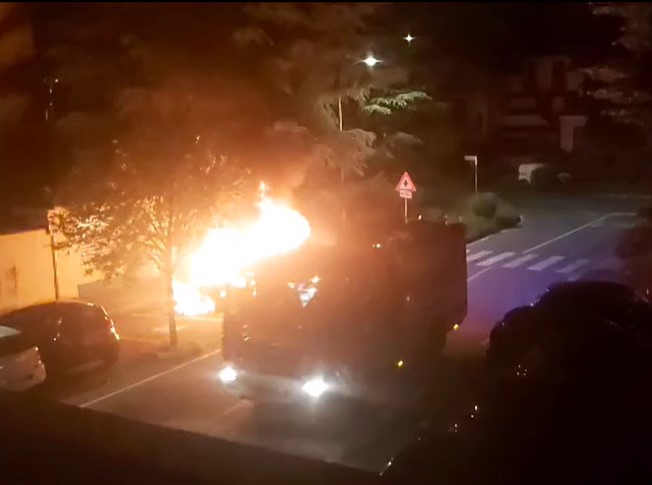 Auto distrutta dal fuoco nella notte