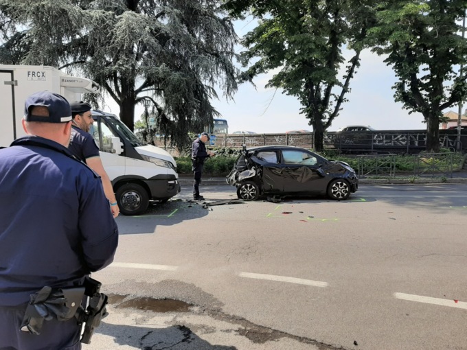 Tamponamento al semaforo: auto distrutta e traffico difficoltoso
