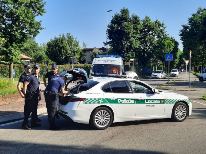 Ciclista investito alla rotatoria