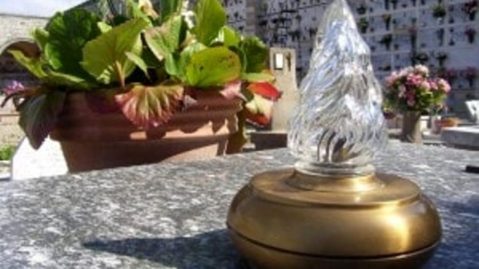 Per le lampade votive serve il bonifico: «Costa troppo, non lo faccio…»