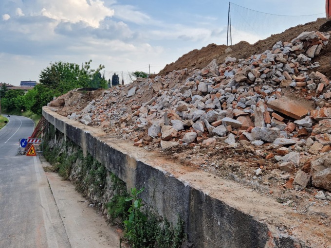 Abbattuto il muro dell’oratorio di Capriano, strada chiusa per due giorni