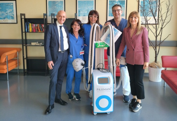 In ospedale a Vimercate un nuovo strumento per prevenire la caduta dei capelli dovuta alla chemioterapia