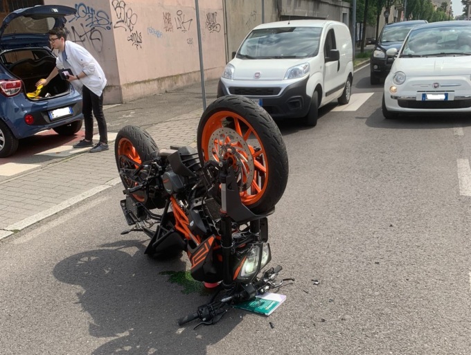 Auto contro un motociclo, ferito 16enne