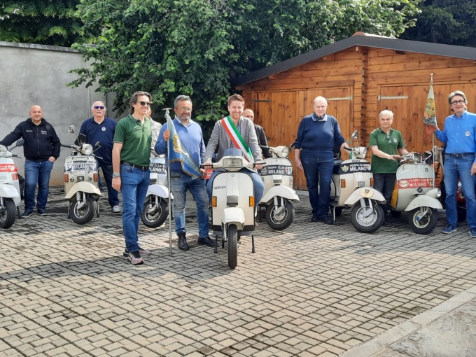 Da Seregno a Napoli sulla Vespa di Maradona