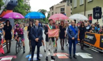 Giro d'Italia, sul palco di Seregno sfilano tutti i corridori ancora rimasti in gara: partita la tappa